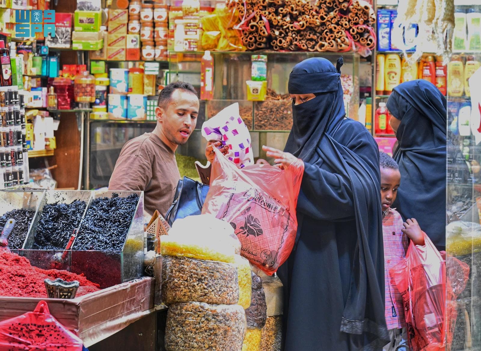 جدة البلد: جولة تسوق في سوق الجملة للمجموعات