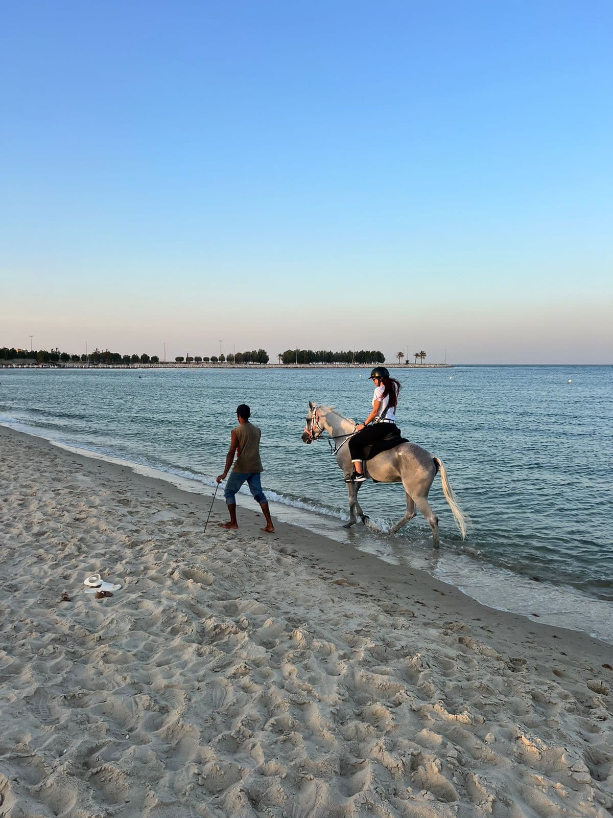 الخبر:ركوب الخيل على الشاطيء