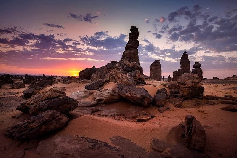 العلا:جبل القوس وجبال الغراميل – اكتشاف عجائب العلا الطبيعية