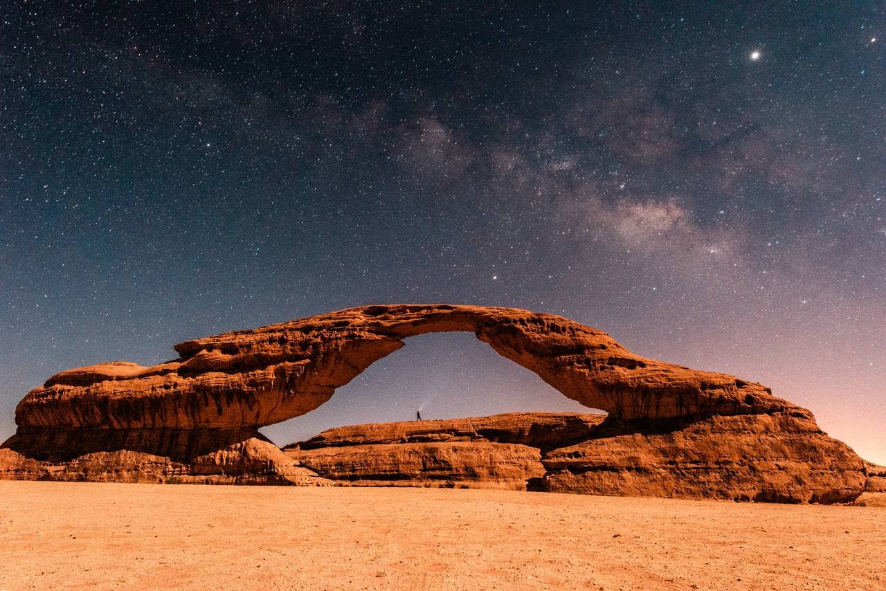 العلا:جبل القوس وجبال الغراميل – اكتشاف عجائب العلا الطبيعية