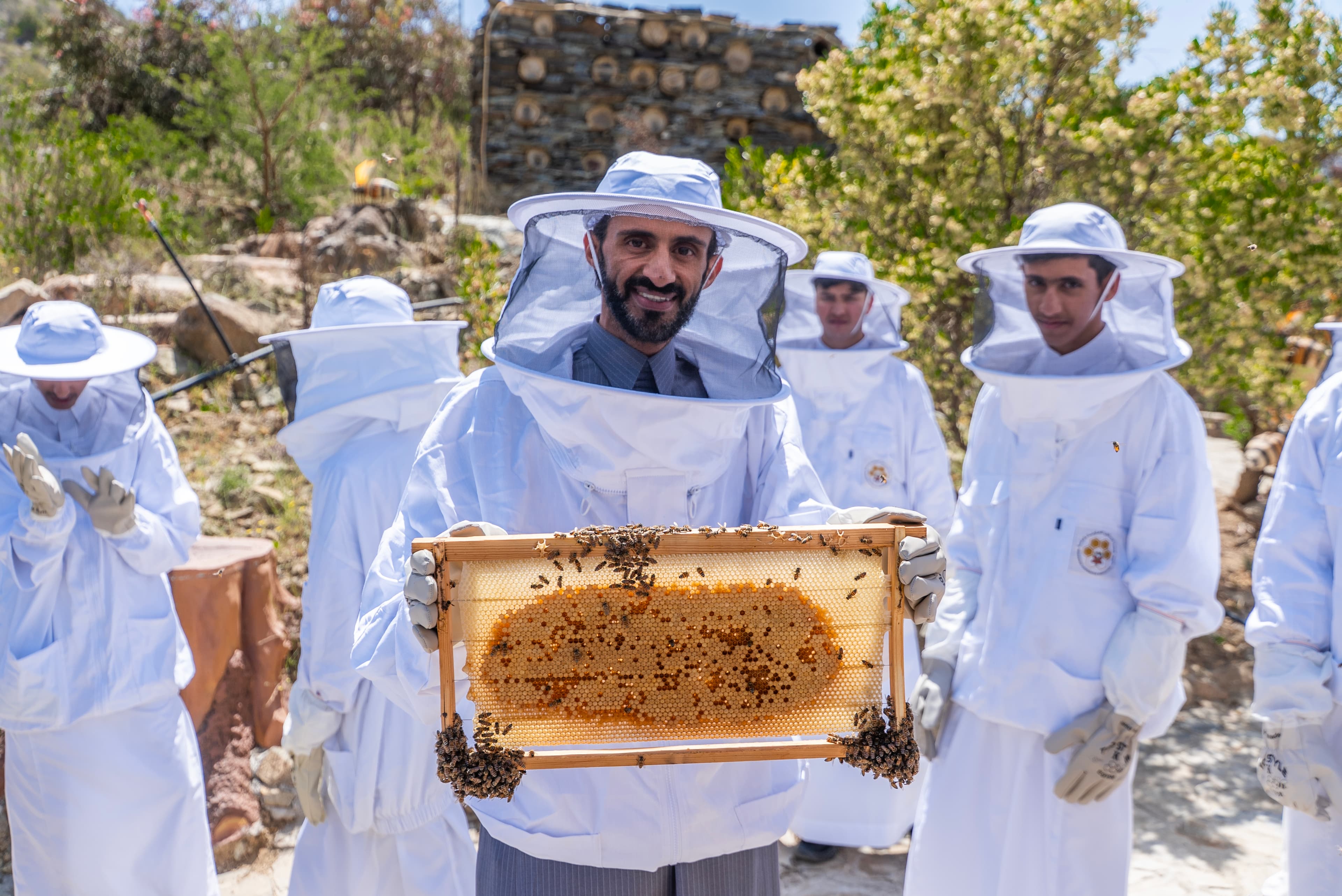 الباحة: أسرار النحل والعسل في السياحة النحلية